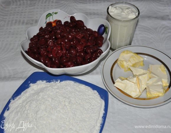 1.Маргарин растопить , смешать со сметаной и замесить тесто.