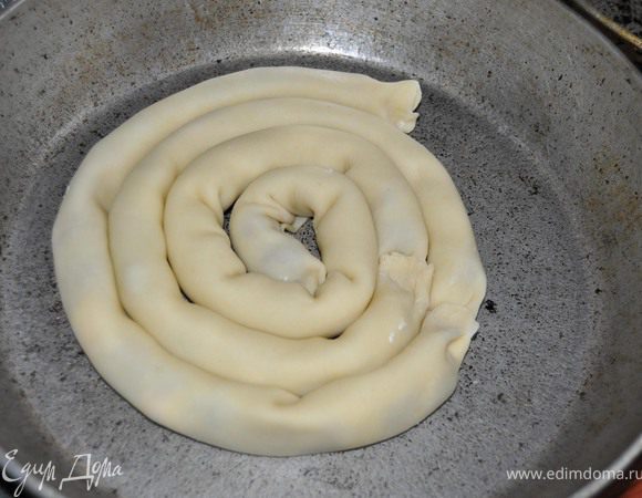 Трубочки сворачиваем спиралькой в сковороде или в форме для выпечки.