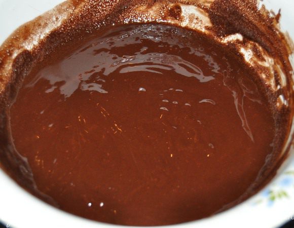 сметану взбить с сахаром.Тщательно смазать
коржи.Растопить шоколад и украсить торт.