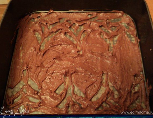 осторожно перемешать и добавить муку, смешанную с какао. Форму ( у меня 26х26см) застелить бумагой для выпечки, смазать маслом, вылить тесто, разровнять равномерно и сделать пальцем узоры, я рисовала сугробы и елочки. Поставить в холодильник на 30мин.