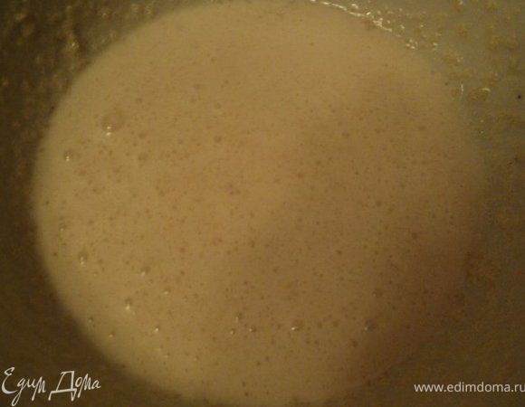 Миндаль измельчить блендером в муку. К миндальной муке добавить сахарную пудру и половину яиц, взбивать 8 мин.Добавить оставшиеся яйца, растопленное масло и снова взбивать 10-12мин.