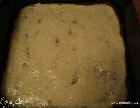 Добавить взбитые белки, муку, осторожно перемешать и вылить на сигаретный бисквит.