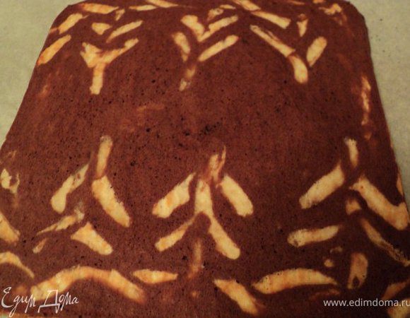 Выпекать при температуре 230 градусов 7-8мин. Выпеченный бисквит перевернуть на чистый пергамент и охладить. Затем разрезать на полосы по высоте торта.