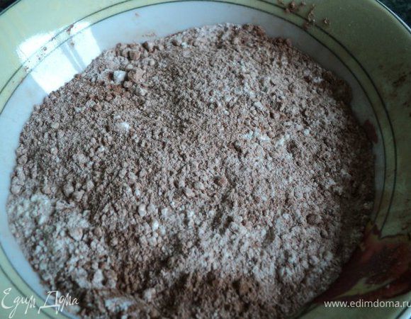 Для шоколадного бисквита: смешать муку, разрыхлитель теста, соду и какао.