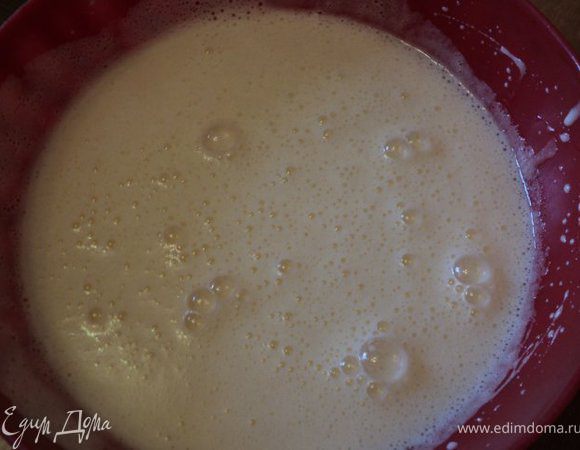 Яйца взбить сахаром на водяной бане до увеличения в объеме в 3-4 раза, добавить растопленный маргарин, кефир, перемешать.