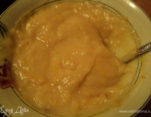 Для крема-суфле: желтки взбить с 0.5 стакана сахара, муку развести в 0.5 стакана апельсинового сока, остальной сок прогреть до теплого состояния. Во взбитые желтки добавить постепенно теплый сок, разведенную муку и на слабом огне уварить до загустения ( не кипятить), добавить цедру апельсина. Охладить.