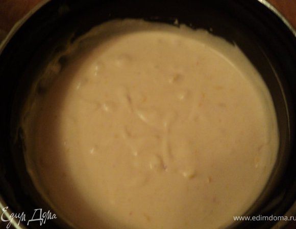 Взбить охлажденные сливки с йогуртом и сахаром, ввести по ложке заваренный апельсиновый крем.