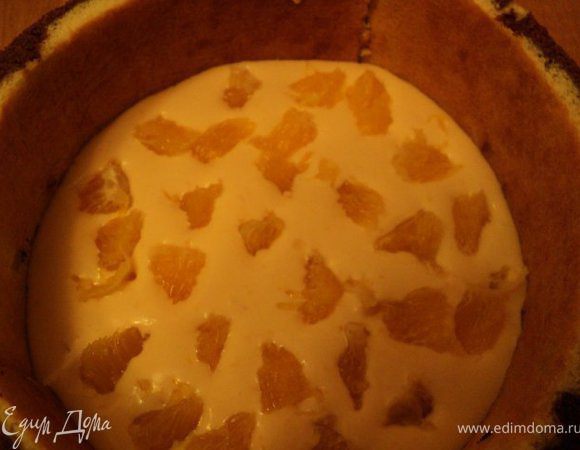 Выложить ¼ часть крема, закрыть пластом шоколадного бисквита и снова крем. В средний слой крема добавить кусочки очищенного апельсина. Верхний слой смазать кремом. Поставить в холодильник на 2 часа охлаждаться.