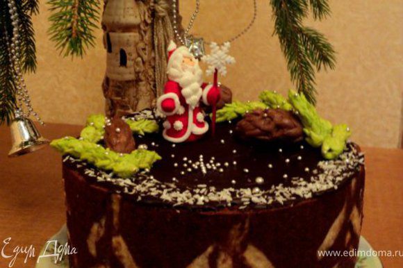 Верх торта украсить шишками и еловыми веточками из мастики, пищевыми бусинками и сахарной фигуркой Деда Мороза. Приятного аппетита! С Новым Годом!