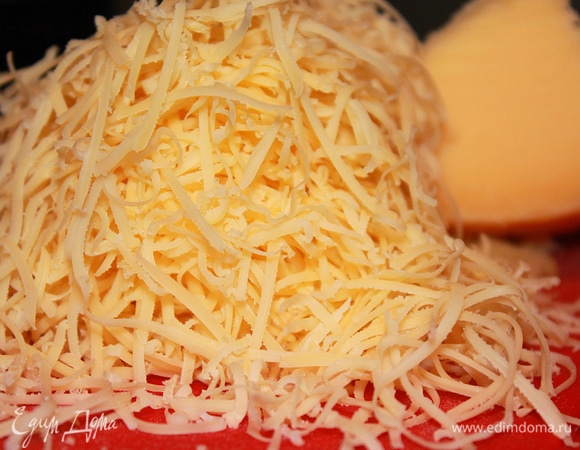 Сыр натереть на мелкой терке.