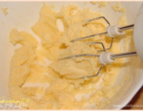 Масло растерла с сахаром до состояния пышной массы,


 