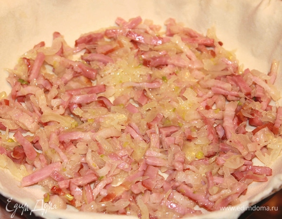 Выложить на тесто бекон с луком. Затем влить сливочную смесь (сливки и яйца).