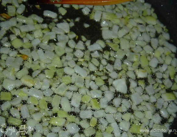 Лук нарезаем небольшими кусочками, обжариваем на растительном масле до золотистого цвета, к нему добавляем фарш и обжариваем до полуготовности. Твердый сыр натираем на крупной терке. 
 Кефир соединяем с 50 г сметаны, перемешиваем. Лаваш смазываем этой смесью, а сверху выкладываем фарш, сверху засыпаем сыром. На один край выкладываем помидоры-черри, а затем сворачиваем лаваш рулетом. У меня была форма диметром 22 см, поэтому мне понадобилась еще половина лаваша, которую я также наполнила теми же ингредиентами. 
Разъемную форму застилаем пергаментной бумагой, края смазываем сливочным маслом. Рулет аккуратно сворачиваем спиралью и укладываем в форму. Яйца взбиваем со 150 г сметаны, солим и перчим по вкусу, этой смесью заливаем наш рулет. Выпекаем в разогретой до 180 гр. Духовке до зарумянивания и полного пропекания яиц..
 Употреблять можно как в горячем, так и в холодном виде. Оооочень вкусно.
 Приятного аппетита!!! 
