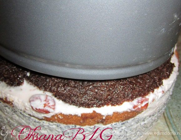 Достать из холодильника, освободить из формы. Приготовить кастрюльку или форму меньшего размера на 3-4 см.