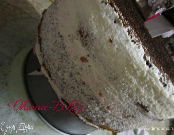 Взять большой нож и под наклонам сделать надрез, чтобы кончик ножа прикасался к краю кастрюльки. Проводим ножом по кругу( нож постоянно под наклоном).