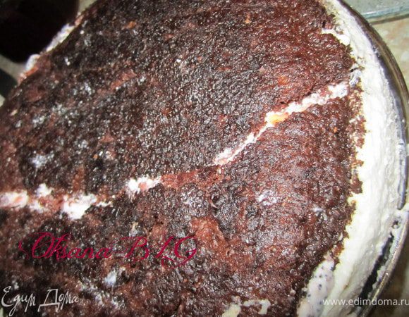 Его нужно поместить в срединку тортика, вниз тонкой частью. Аккуратно придавить срединку,   чтобы она хорошо поместилась в торт.