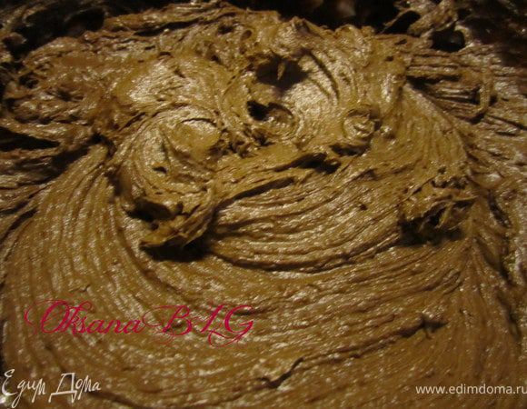 У меня торт покрыт ганашом на сметане. 100 мл. сметаны 100 гр. шоколада и 50 гр.. масла. Сметану довести до кипения, добавить шоколад размешать. Добавить масло и охладить. После охлаждения ганаш можно взбить.