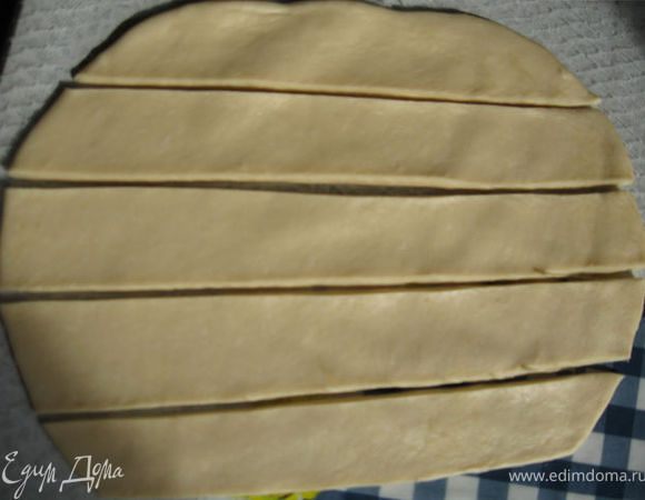 Раскатать тесто и нарезать полосками