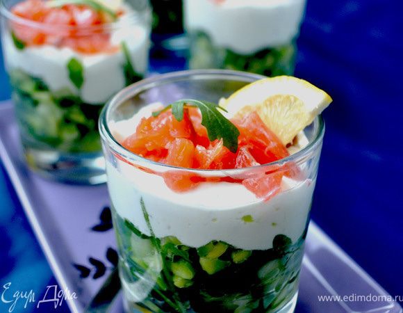 На дно бокалов выложить овощную смесь,затем сырно-сливочную массу,а затем кусочки сёмги(предварительно сбрызнув их лимоном),украсить ломтиком лимона и листиком руколы.
Подавать немедленно! 
Приятного аппетита!