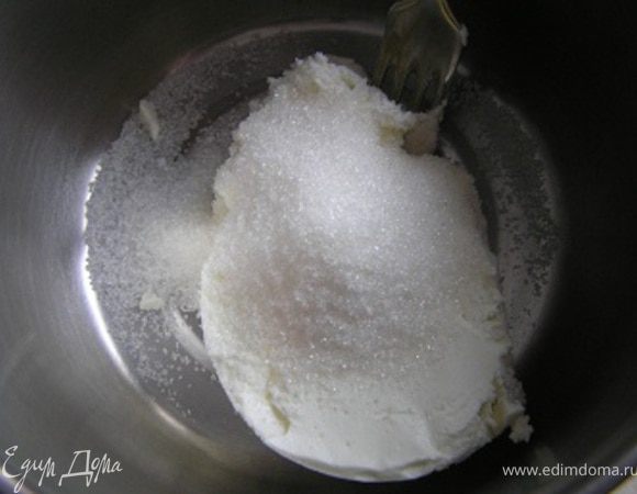 Смешать творожный сыр с сахаром, 