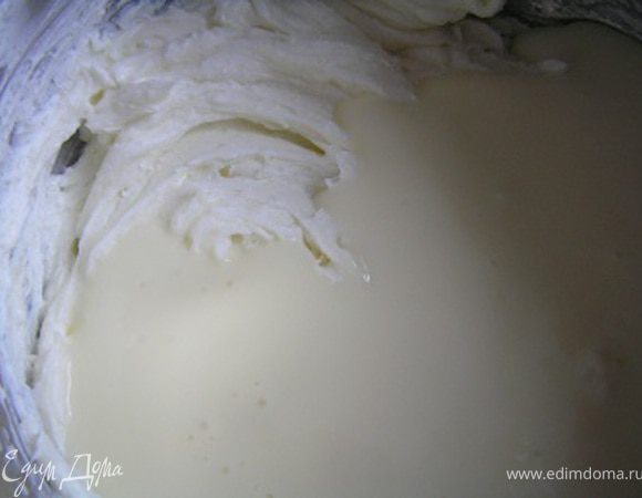 добавить йогурт, ванилин, перемешать. Желатин нагреть на водяной бане до полного растворения, добавить в йогуртную смесь, тщательно перемешать.