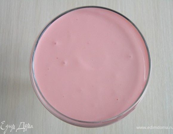 Достать креманки с абрикосовым бланманже и залить еще на 1/2 или 1/3. Убрать в холод.