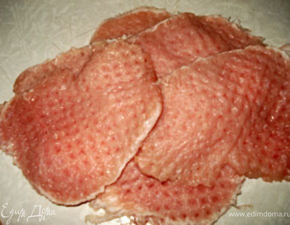 Свинину порезать на порционные куски, отбить и порезать на брусочки.Замариновать, минут 30-50. Маринад: мускат, вода, соль, сахар и смесь перцев.