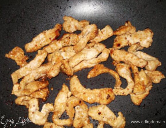 Обжарить в растительном масле. За 2 минуты до готовности в сковороду с мясом положить шоколад и все перемешать. Сверху  посыпать крупной солью и смесь перцев.