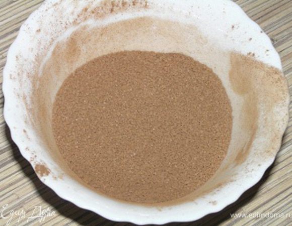 Для шоколадного бланманже желатин замочить в виноградном соке, оставить до набухания. Сахар смешать с какао и мускатным орехом.