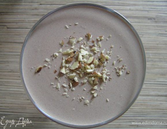 Разлить по креманкам, убрать в холод до застывания. Через 20-25 минут, пока желе еще не совсем застыло, украсить орешками