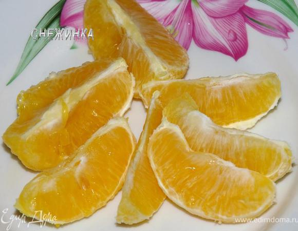 Апельсин очистить, желательно снять шкуру руками, а не ножом,  чтобы осталось меньше белой кожуры. Разделить на дольки.
