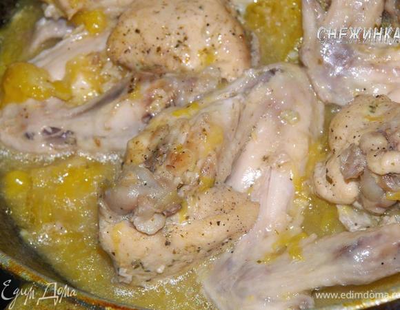 Даем потомиться около 30 минут, или смотрите по готовности. Когда блюдо готово, станет понятно по цвету: крылышки приобретут золотистый оттенок, а соус станет золотисто-прозрачным.