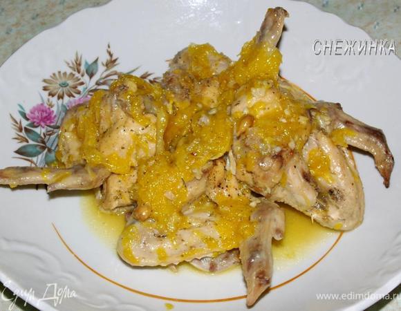 Художественно укладываем крылышки на блюдо. Поливаем апельсиновым соусом.