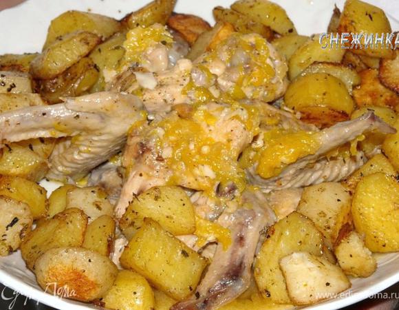 Украшаем гарниром. В данном случае – картофель, запеченный в духовке с сухими травами.