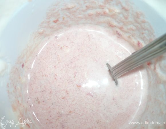 Смешать сметану и аджику для соуса