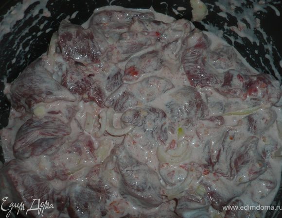 Залить мясо соусом, посолить, поперчить и перемешать. Мультиварку включить и поставить на режим тушения на 2 часа.