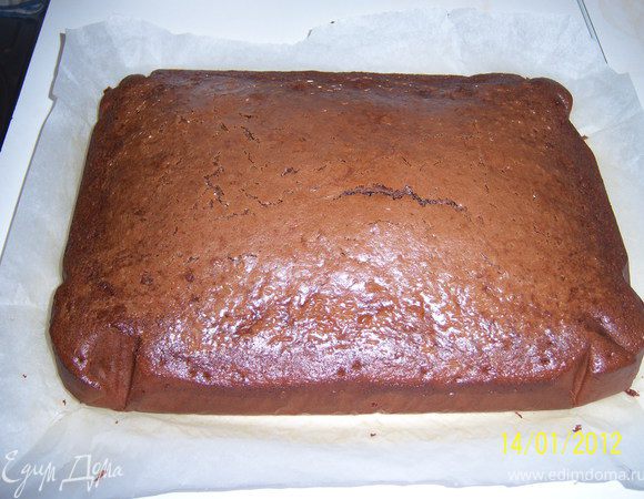 Квадратную или прямоугольную форму намазать слив.маслом и постелить пергаментом, налить полученную массу и отправить в разогретую до 180градусов духовку. Готовность бисквита можете провериь с помощью зубачистки: проткните ею бисквит,если зуб-ка чистая, то готов, а если-нет, то соответственно оставить ещё.