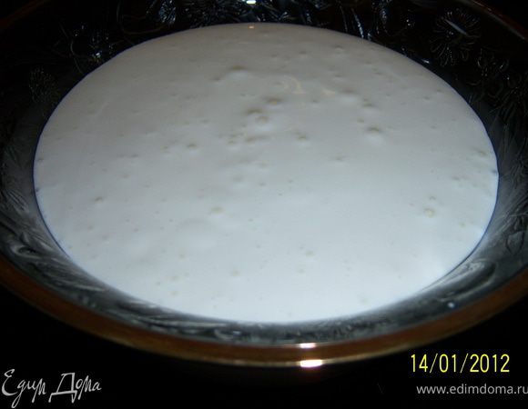 Крем: сметану взбить с сахаром, чтоб сахар растворился весь.