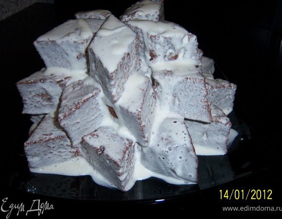 Полученный бисквит разрезаем на ромбики, обмакиваем полностью в креме и выкладываем в виде пирамиды, сначала один слой, потом-другой и т.д. 