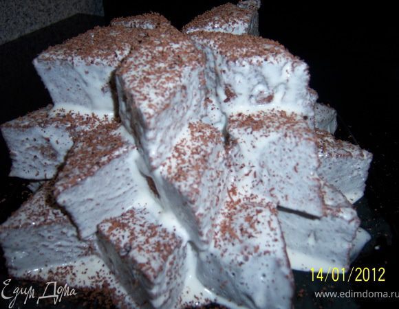 Сверху натереть на мелкой тёрке тёмный шоколад или растопить и налить его. На некоторое время оставить торт в прохладном месте, чтоб крем впитался, он будет таять во рту. Приятного чаепития!!!