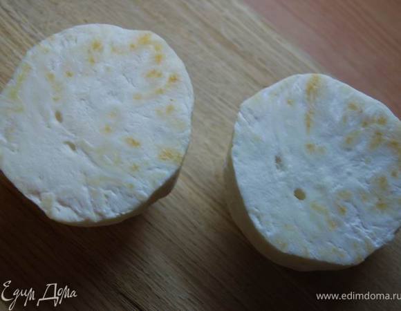 Корни сельдерея очистим и разрежем пополам.