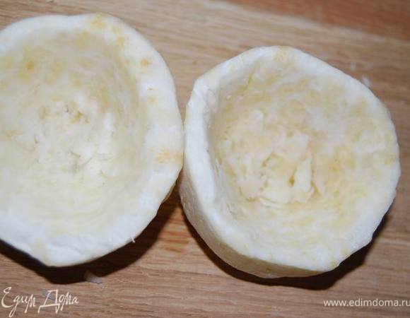 Небольшим ножом вырежем внутреннюю часть,оставляя стенки толщиной 1-1,5см.