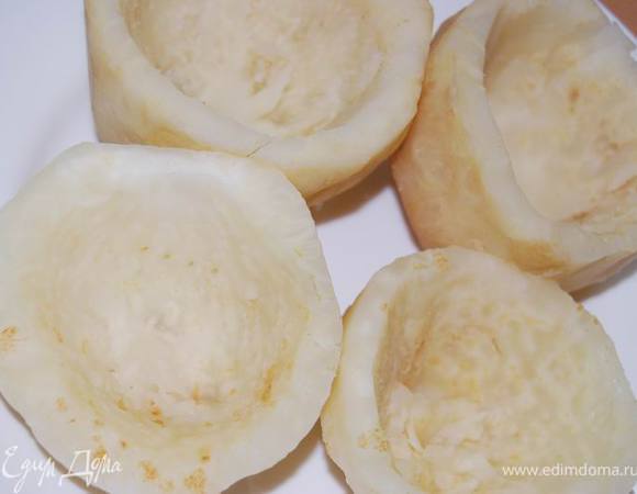 Сварим в кипящей подсоленной воде на небольшом огне в течение 5-7 минут до средней мягкости. Остудим.