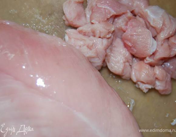 Приготовим начинку. Грудку индейки(можно использовать любое другое мясо) нарежем мелким кубиком.