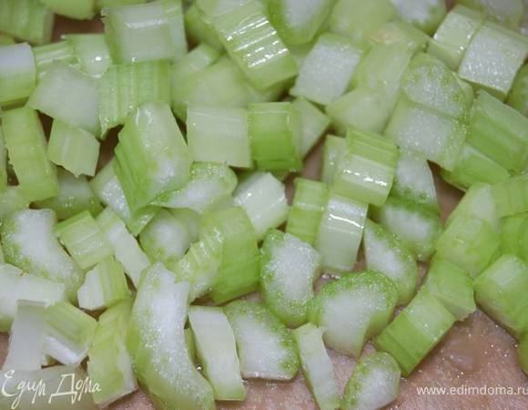 Так же поступим со стеблем сельдерея.