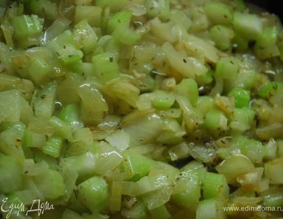На смеси оливкового и сливочного масла на небольшом огне обжарим мелко нарезанный лук и чеснок, добавим сюда сельдерей.