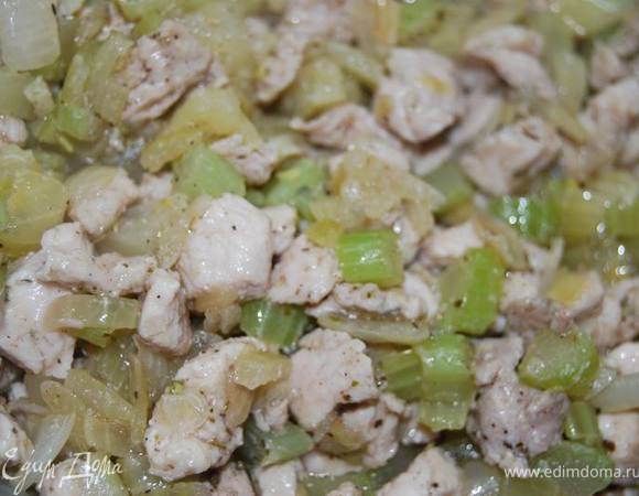 Индейку. Приправим солью,перцем,прованскими травами.