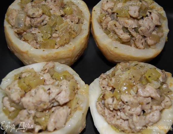 Фаршируем заготовки из сельдерея начинкой. 