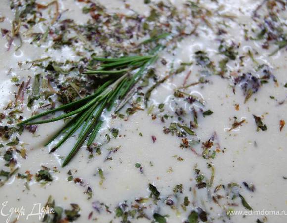 Приготовим соус для заливки, смешав теплые сливки,белое сухое вино,соль,добавим веточку розмарина,тимьян и душицу.