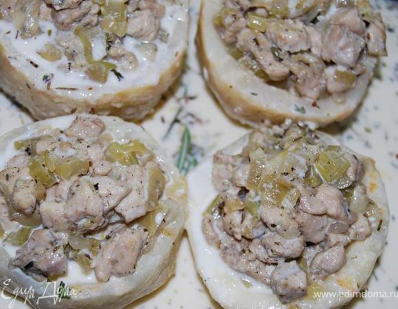 В форме для запекания заливаем соусом фаршированный сельдерей и отправляем в разогретую до 180градусов духовку на 20-25 минут. 